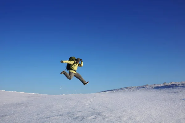 Mosca salto excursionista en invierno . — Foto de Stock