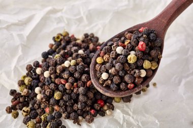 Tahta kaşık buruşuk kağıt arka plan, baharat karışımı üzerinde Shichimi biber