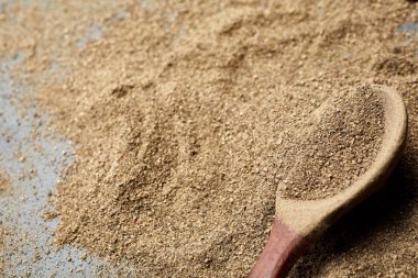 Closeup karabiber tüm siyah taş masada tahta kaşık