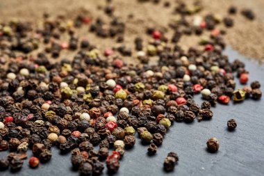 Baharat taş siyah arka plan. Çeşniler karanlık bir tablo.