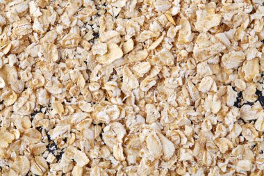 Köşede siyah bir taş zemin üzerine yerleştirilmiş sarı yulaf piramit