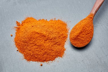 Tahta kaşık siyah plaka üzerinde Shichimi biber,