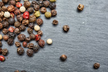 biber bezelye toz el tahtası bir plaka üzerinde dağınık karışımı