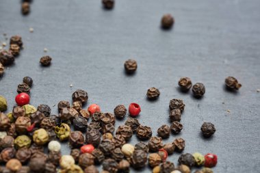 biber bezelye toz el tahtası bir plaka üzerinde dağınık karışımı