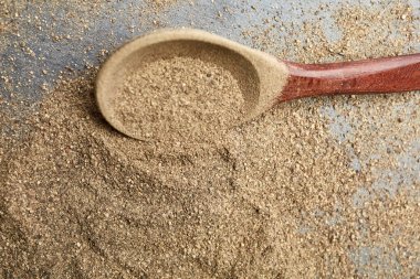Closeup karabiber tüm siyah taş masada tahta kaşık