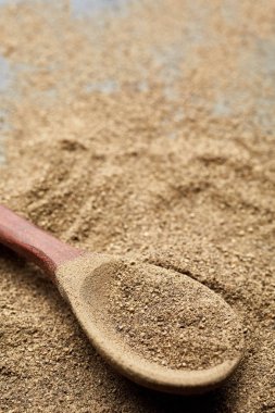 Closeup karabiber tüm siyah taş masada tahta kaşık