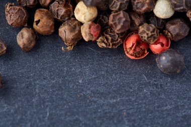 biber bezelye toz el tahtası bir plaka üzerinde dağınık karışımı