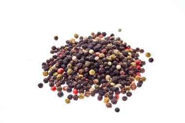 Siyah, kırmızı ve beyaz karabiber beyaz zemin üzerine sığ derinlik-in tarla izole üzerinde Üstten Görünüm.