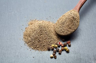 Paprica izole gri arka plan, yakın çekim, en iyi görünüm, sığ derinlik-in tarla dolu tahta kaşık