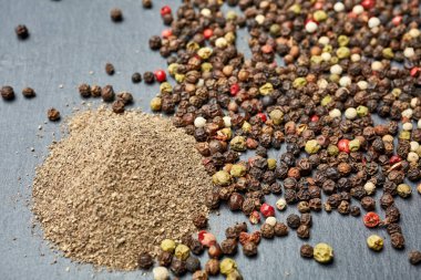 Eziyet kara biber karışımı ve siyah, beyaz, kırmızı ve sarı biber. Seçici odak.