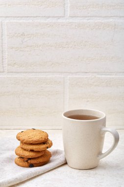 Fincan kahve ve bisküvi beyaz arka plan üzerinde dikey izole