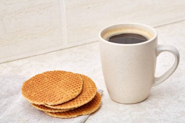 Fincan kahve ve beyaz arka plan üzerinde izole waffle yakın çekim