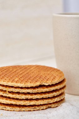 Fincan kahve ve izole beyaz arka plan, yakın çekim, dikey, seçici odak gözleme.