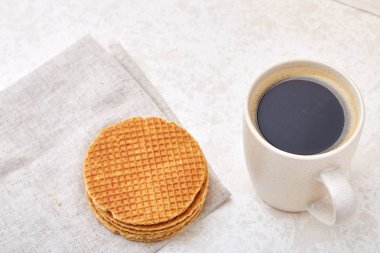 Fincan kahve ve waffle izole beyaz arka plan, yakın çekim, üstten görünüm