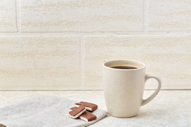 Fincan kahve ve çikolata beyaz arka plan üzerinde izole.