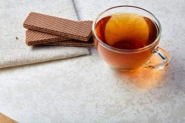 Üstten Görünüm çay beyaz arka plan üzerinde izole pamuk peçeteye waffle ile şeffaf Kupası'nda resim kapat