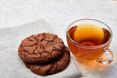 Üstten Görünüm çay beyaz arka plan üzerinde izole pamuk peçeteye bisküvi kurabiye ile şeffaf Kupası'nda resim kapat