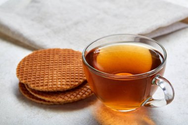 Üstten Görünüm beyaz zemin üzerine sığ derinlik-in tarla izole waffle ile cam çay fincanı resmi oluşturan kapatın