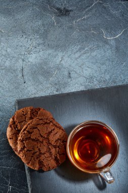 Siyah çay tanımlama karanlık grimsi mermer zemin ile cam fincan. Kahvaltı arka plan