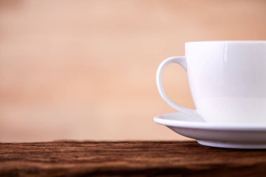 Yan vintage tablo arka planda, kapalı bir yarım çay bardağı ve tabağı Görünümü Kapat.