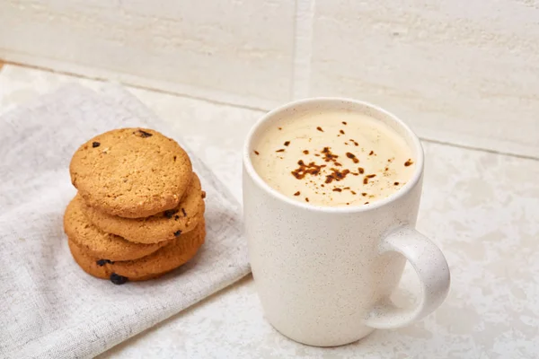 Taza de café y galletas aisladas en el fondo blanco, primer plano, poca profundidad de campo —  Fotos de Stock
