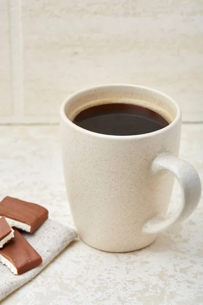 一杯のコーヒーとチョコレートは、白い背景で隔離クローズ アップ. — ストック写真