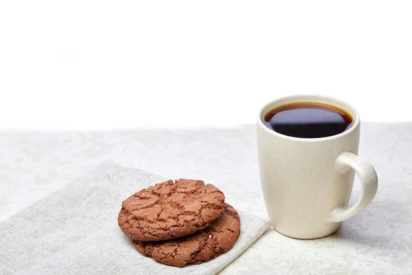 杯咖啡和饼干隔离在白色背景, 特写. — 图库照片