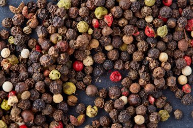 Eziyet kara biber karışımı ve siyah, beyaz, kırmızı ve sarı biber. Seçici odak.