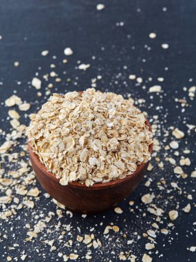 Köşede siyah bir taş zemin üzerine yerleştirilmiş sarı yulaf piramit