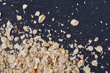 Köşede siyah bir taş zemin üzerine yerleştirilmiş sarı yulaf piramit