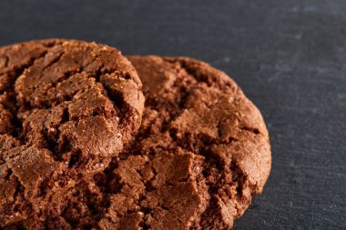 İzole siyah arka plan, makro, yakın çekim Çerezler çikolata cips