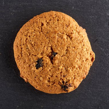 İzole siyah arka plan, makro, yakın çekim Çerezler çikolata cips