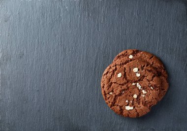 İzole siyah arka plan, makro, yakın çekim Çerezler çikolata cips