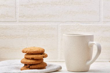 Fincan kahve ve bisküvi izole beyaz arka plan, yakın çekim, sığ derinlik-in tarla.