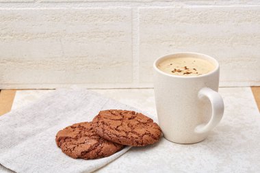 Fincan kahve ve bisküvi izole beyaz arka plan, yakın çekim, sığ derinlik-in tarla.