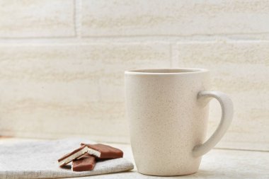 Fincan kahve ve çikolata beyaz arka plan üzerinde izole yakın çekim.