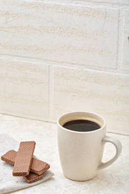 Fincan kahve ve bisküvi izole beyaz arka plan, yakın çekim, sığ derinlik-in tarla.