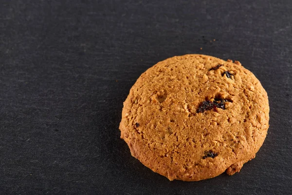 Biscuits aux pépites de chocolat isolés sur fond noir, macro, gros plan — Photo