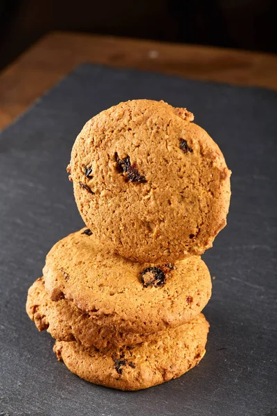 Biscuits aux pépites de chocolat isolés sur fond noir, macro, gros plan — Photo