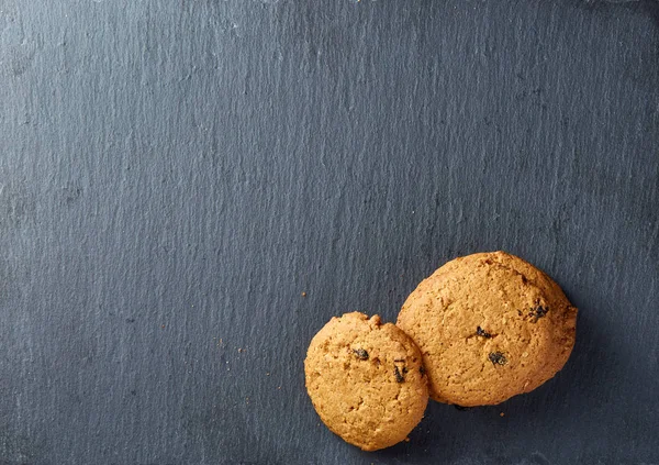 Шоколадные печенья изолированы на черном фоне, макрос, крупный план — стоковое фото