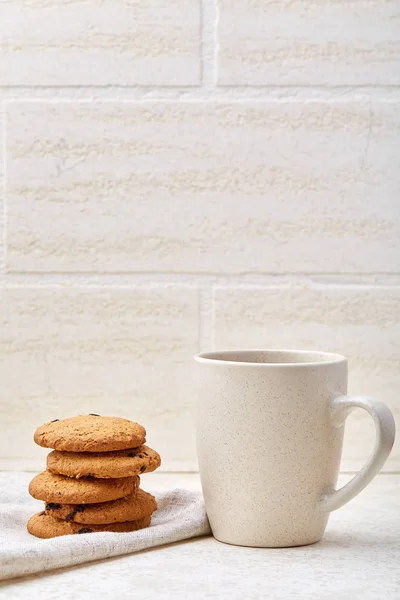 Xícara de café e biscoito isolado no fundo branco, close-up, profundidade rasa de campo . — Fotografia de Stock