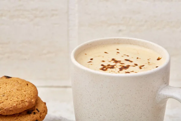 Taza de café y galletas aisladas en el fondo blanco, primer plano, poca profundidad de campo . —  Fotos de Stock