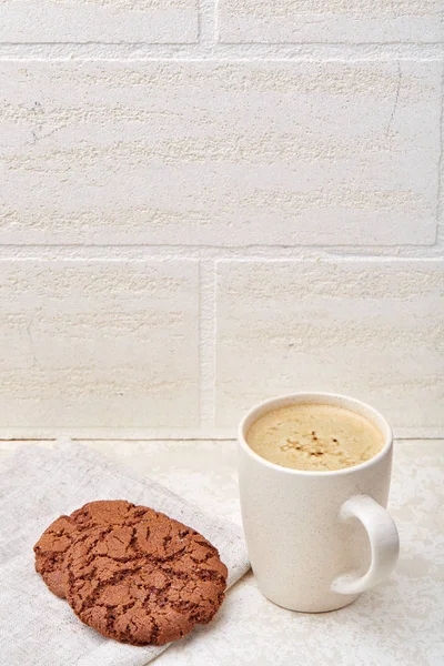 Cup of coffee and biscuit isolated on the white background, close-up, shallow depth of field. — Stock Photo, Image