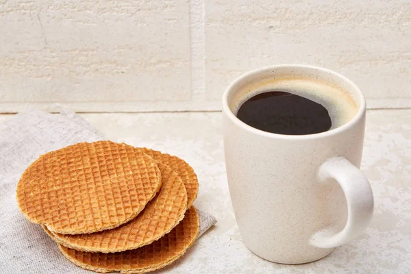 Šálek kávy a sušenku izolovaných na bílém pozadí, close-up, malá hloubka ostrosti — Stock fotografie