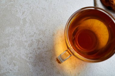 Üstten Görünüm izole beyaz arka plan, frontfocus, sığ derinlik-in tarla bisküvi ile cam çay fincanı resmi oluşturan kapatın