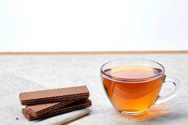 Üstten Görünüm beyaz zemin üzerine sığ derinlik-in tarla izole waffle ile cam çay fincanı resmi oluşturan kapatın