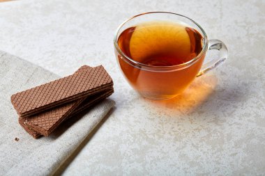 Üstten Görünüm beyaz zemin üzerine sığ derinlik-in tarla izole waffle ile cam çay fincanı resmi oluşturan kapatın