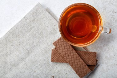 Üstten Görünüm beyaz zemin üzerine sığ derinlik-in tarla izole waffle ile cam çay fincanı resmi oluşturan kapatın