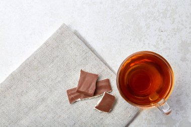 Üstten Görünüm çay cam fincan çikolatalı izole üzerinde beyaz arka plan ile dikey resim kapat