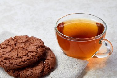 Üstten Görünüm izole beyaz arka plan, frontfocus, sığ derinlik-in tarla bisküvi ile cam çay fincanı resmi oluşturan kapatın